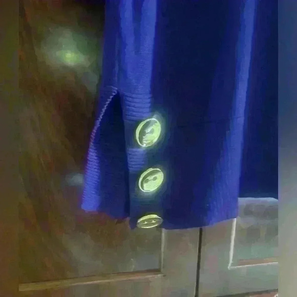 Cable and Gauge Purple ladies Sweater L Gold accent buttons. Good condition - Picture 4 of 6